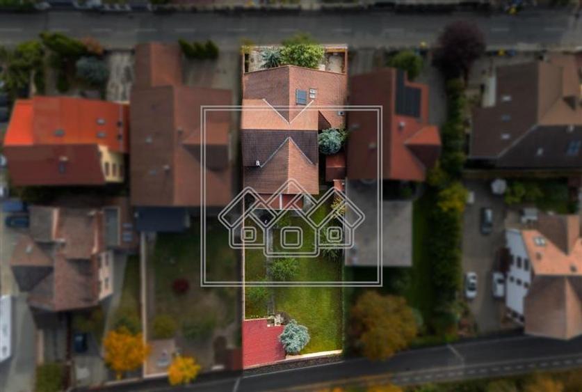 Casă individuală cu 8 camere cu Teren 962 Mp în Sub Arini
