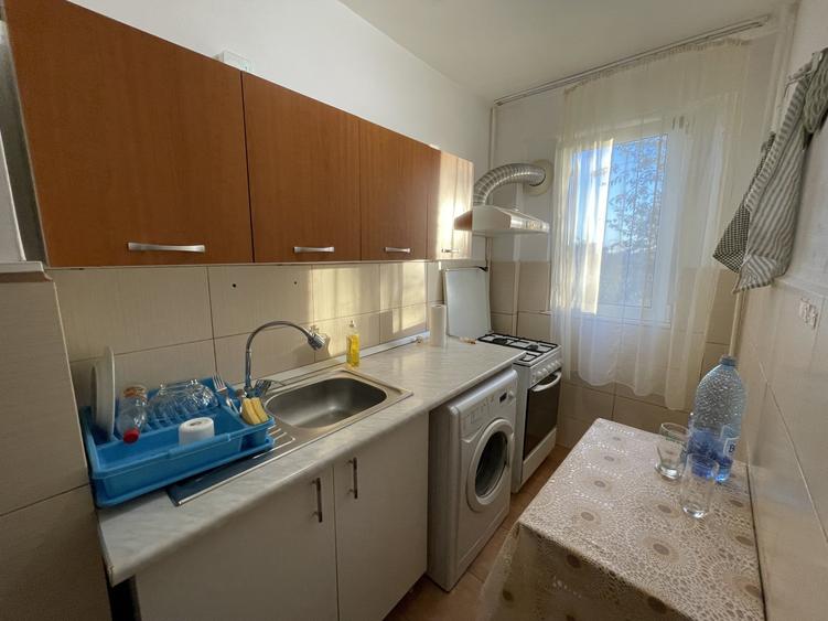 Apartament cu 2 camere semidecomandat, mobilat în Tei