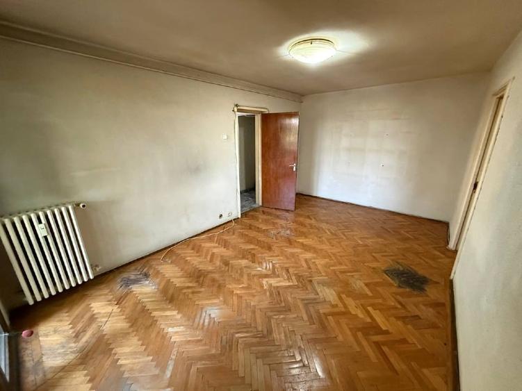Apartament cu 4 camere semidecomandat în Titan