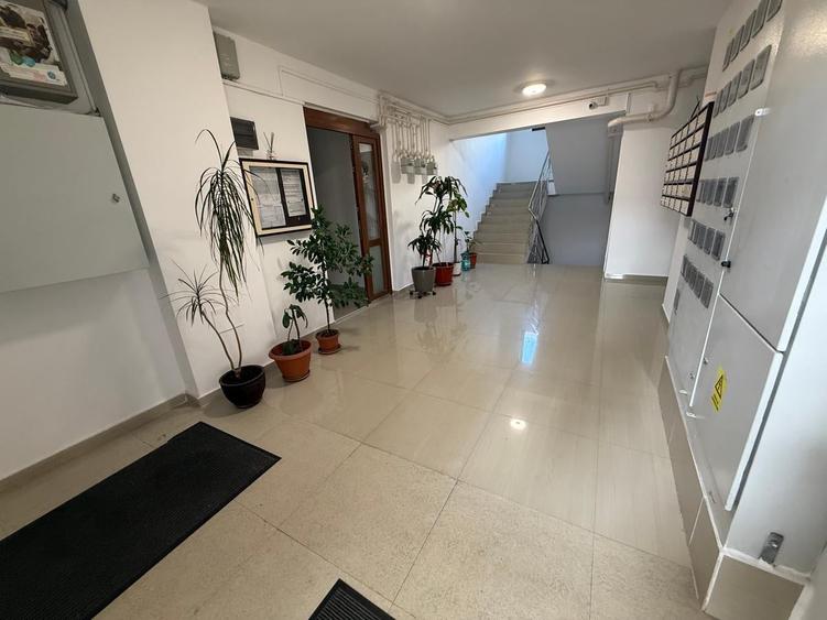 Apartament cu 4 camere în Mihai Bravu