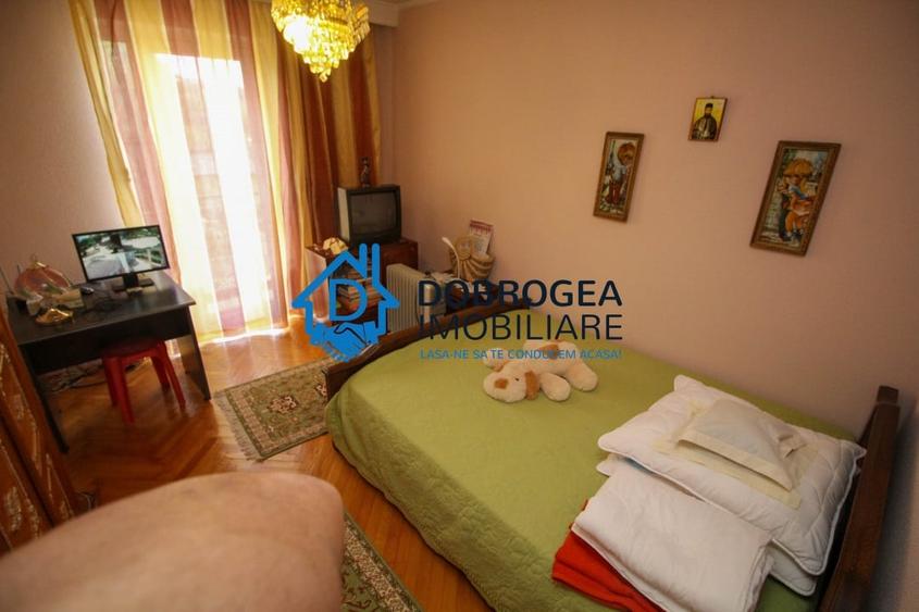 Casă individuală cu 8 camere cu Canalizare în Central