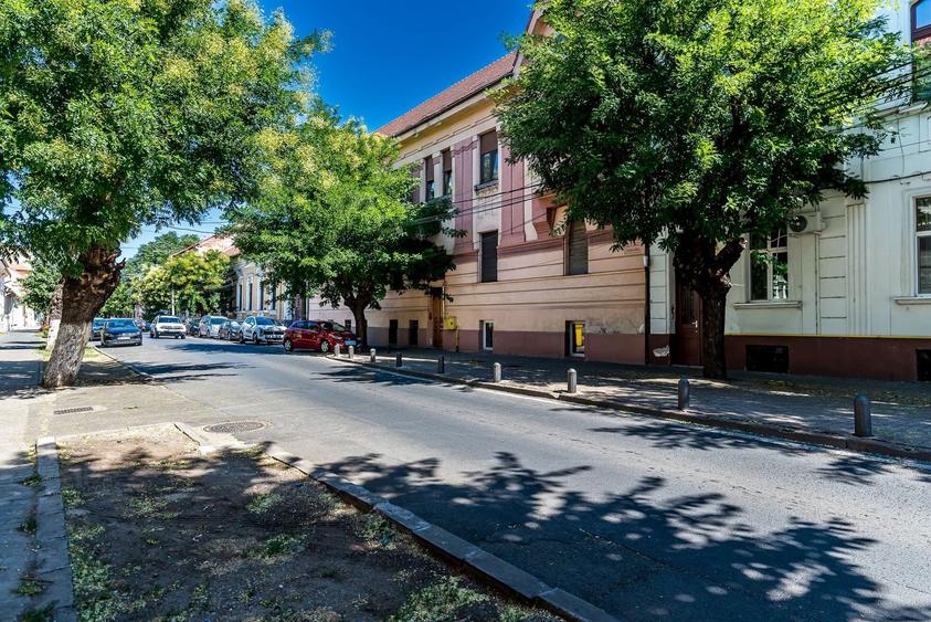 Apartament cu 4 camere decomandat în Ultracentral
