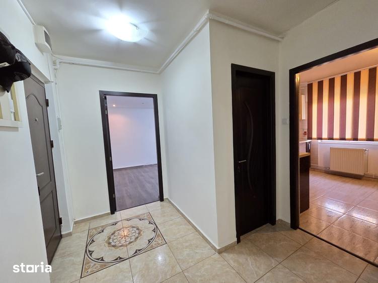 Apartament cu 3 camere decomandat în Micro 6