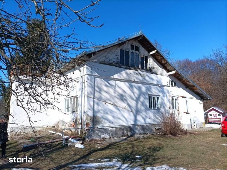 Casă cu 5 camere cu Teren 5950 Mp în Scorțeni