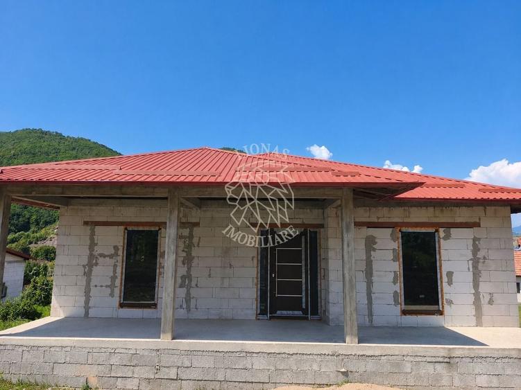 Casă individuală cu 4 camere cu Canalizare în Poiana Ilvei