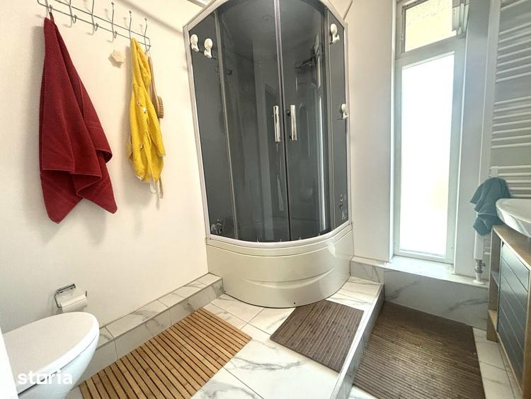 Casă cu 8 camere cu Teren 744 Mp în Nojorid