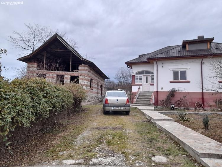 Casă cu 5 camere în Corbșori