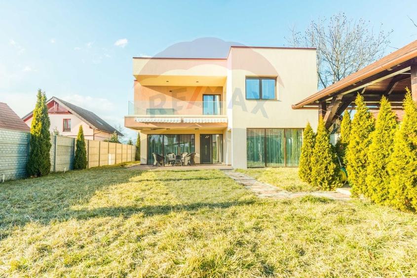 Casă individuală cu 6 camere cu Teren 1071 Mp în Central