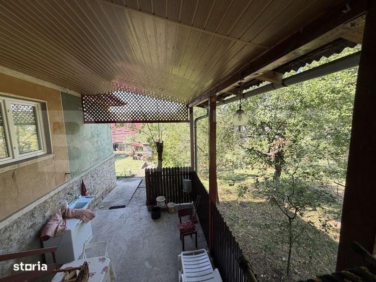 Casă cu 4 camere cu Teren 2500 Mp în Pericei