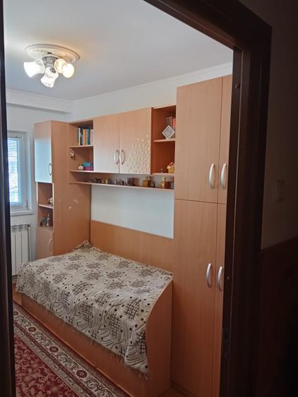 Apartament cu 3 camere decomandat, mobilat în Nicolina