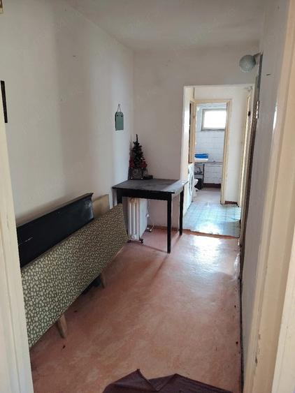 Apartament cu 3 camere semidecomandat în Micro 5