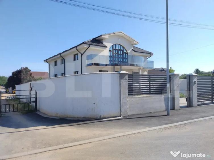 Casă cu 7 camere cu Teren 489 Mp în Central
