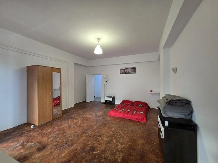 Apartament cu 3 camere decomandat în Calea Victoriei