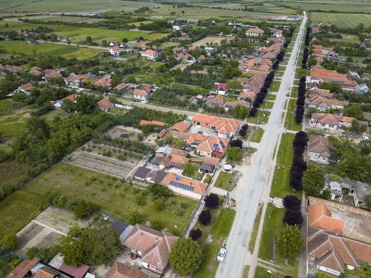 Teren Construcții intravilan de 1439 mp, în Cermei
