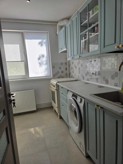 Apartament cu 3 camere semidecomandat în Titan