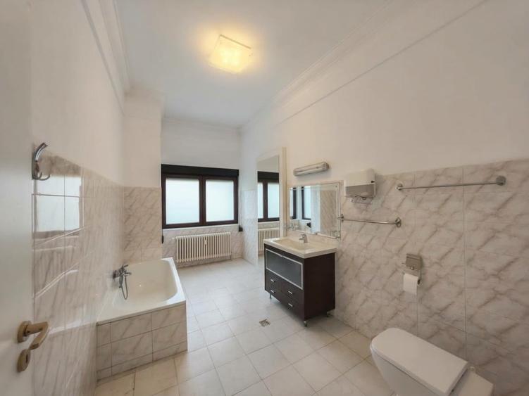 Apartament cu 6 camere nedecomandat în Aviatorilor