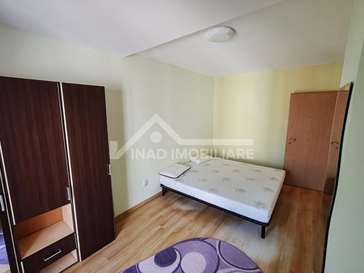 Apartament cu 3 camere semidecomandat, mobilat în Central