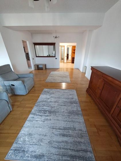 Apartament cu 3 camere decomandat în Moșilor