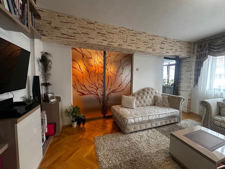 Apartament cu 4 camere decomandat în Sărari