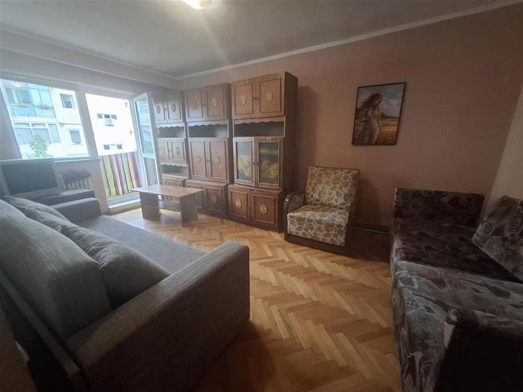 Apartament cu 4 camere decomandat în Hipodrom 3