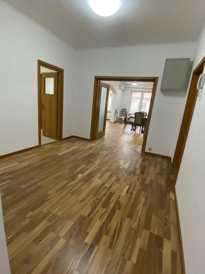 Apartament cu 10 camere decomandat în Aviatorilor