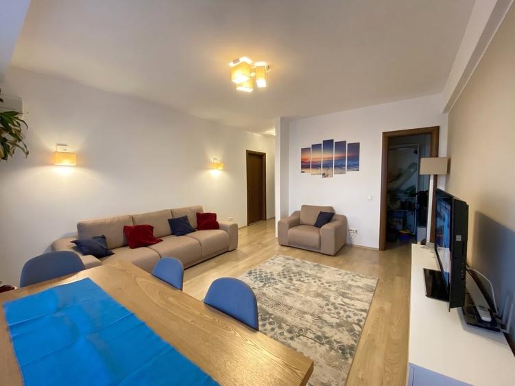 Apartament cu 5 camere decomandat în Eroii Revoluției