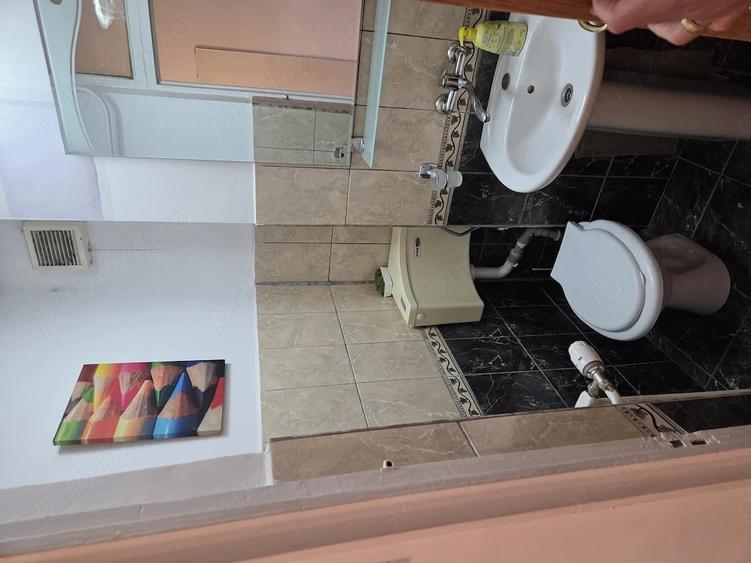 Apartament cu 3 camere decomandat în P-ța Victoriei