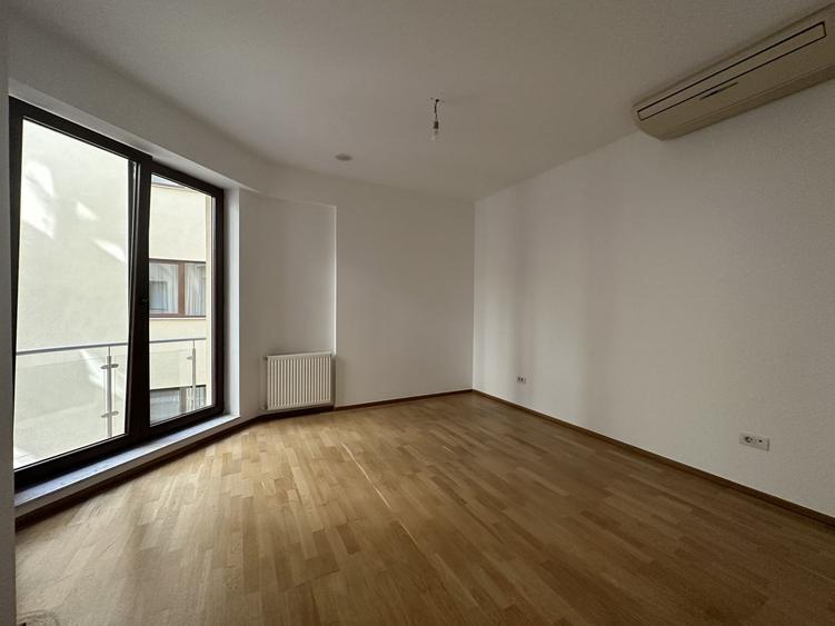 Apartament cu 4 camere semidecomandat în Herăstrău