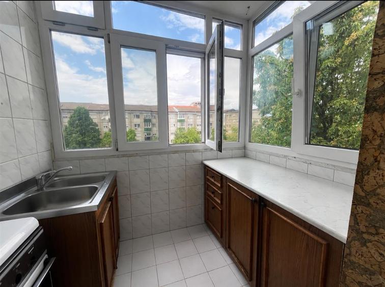 Apartament cu 3 camere decomandat în Nufărul