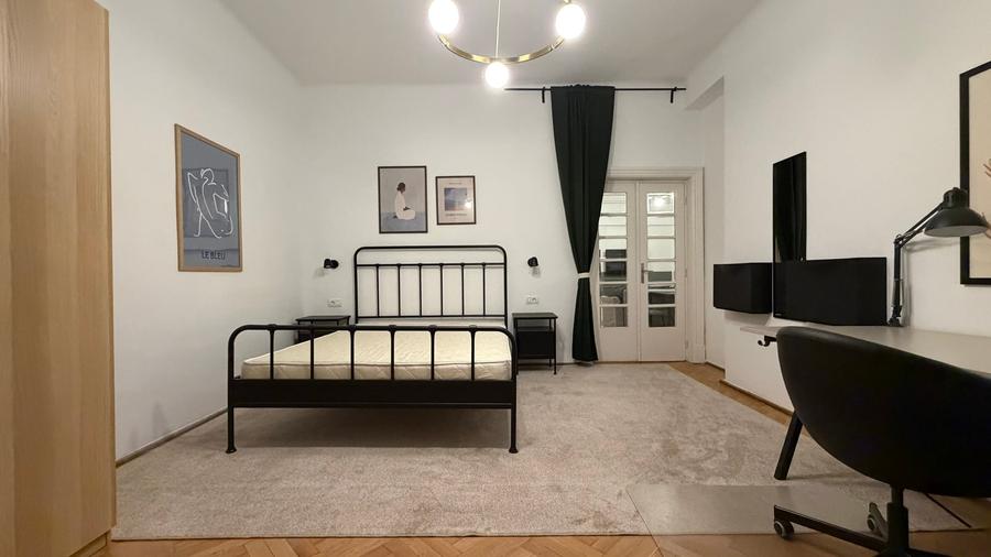Apartament cu 5 camere decomandat în P-ța Victoriei
