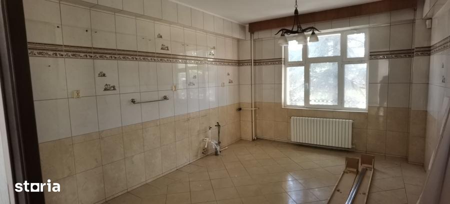 Casă cu 5 camere cu Teren 1438 Mp în Chiscani