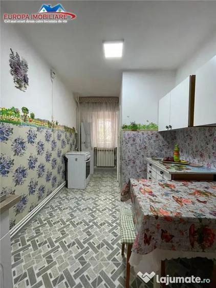 Apartament cu 3 camere decomandat în E3