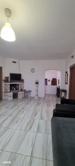 Casă cu 7 camere cu Teren 8000 Mp în Cosmești
