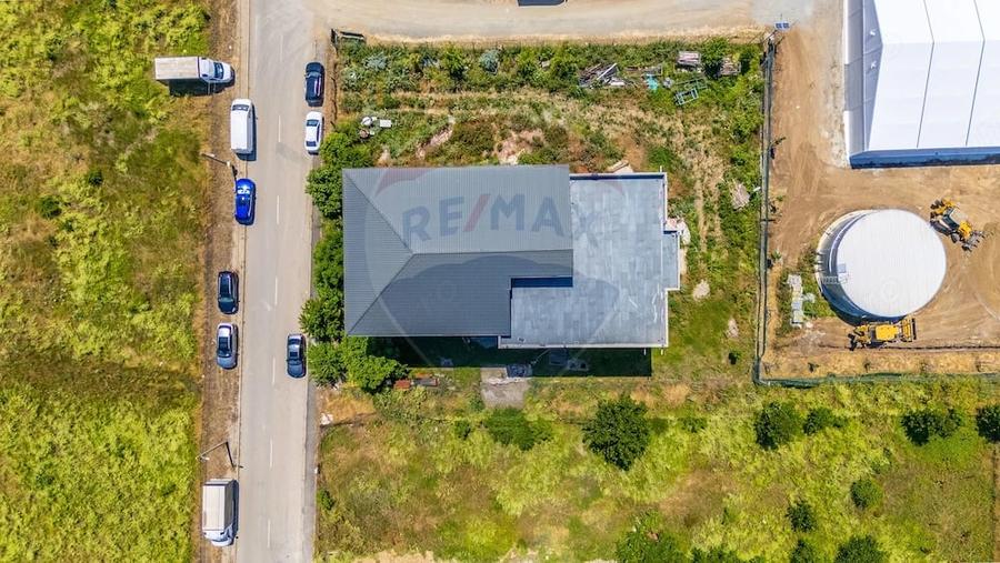 Casă cu 3 camere cu Teren 1707 Mp în Central
