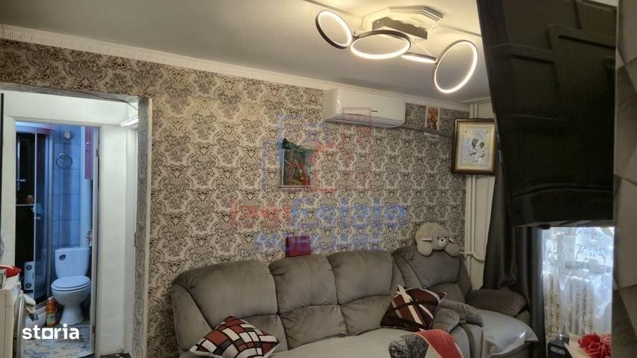 Apartament cu 3 camere decomandat în Podu Roș