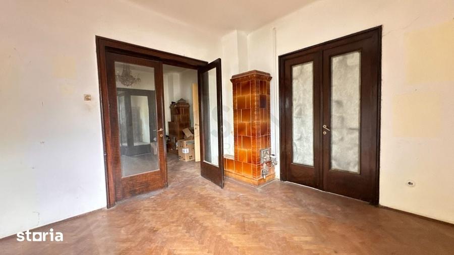 Casă cu 8 camere cu Teren 100 Mp în Centrul Civic
