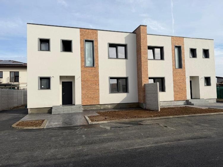 Duplex cu 4 camere cu Canalizare în 1 Decembrie 1918