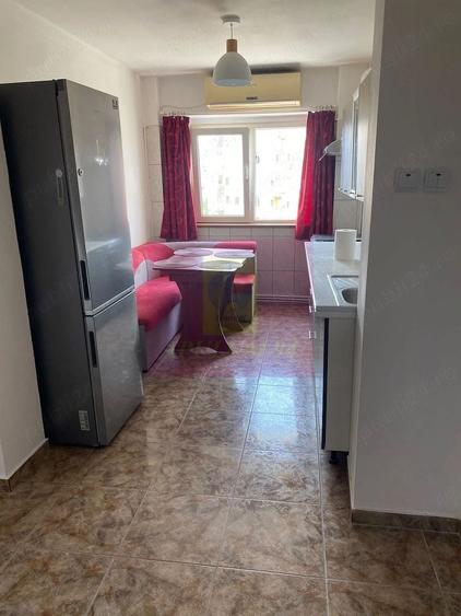 Apartament cu 4 camere semidecomandat în Văcăresti