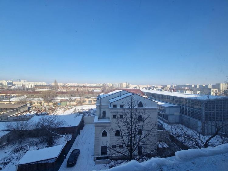 Apartament cu 3 camere semidecomandat în Bucur Obor