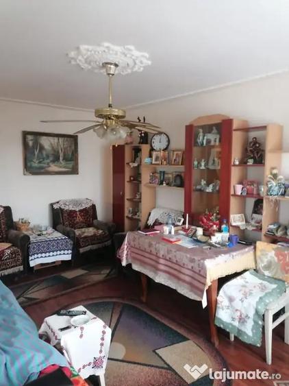Apartament cu 3 camere decomandat în Broșteni