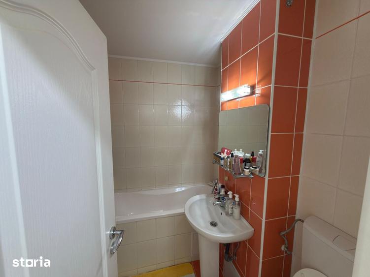 Apartament cu 4 camere decomandat în Periferie