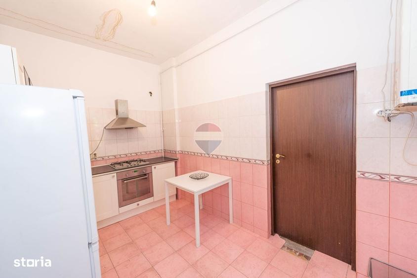 Apartament cu 3 camere semidecomandat în Parcul Carol