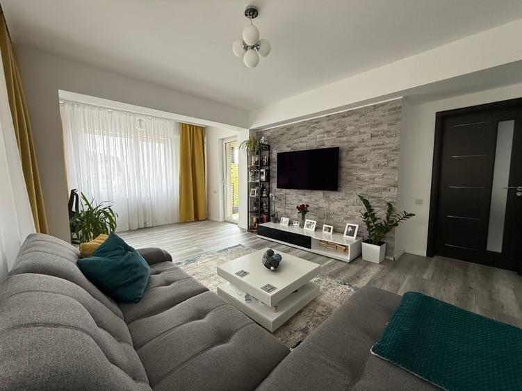 Apartament cu 3 camere decomandat, mobilat în Central