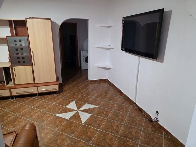 Apartament cu 3 camere decomandat în Exterior Vest