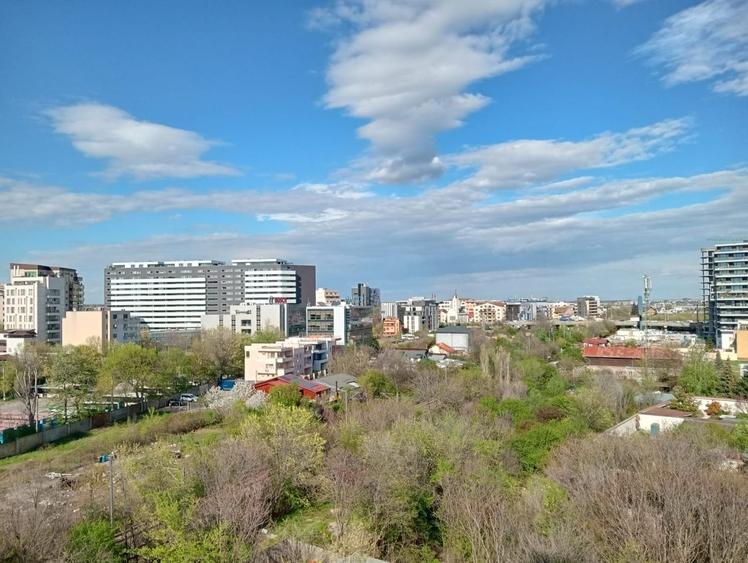 Apartament cu 4 camere semidecomandat în Herăstrău