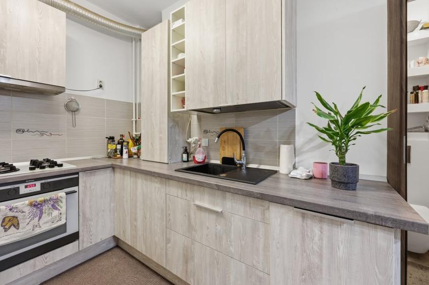 Apartament cu 3 camere semidecomandat, mobilat în Bucureștii Noi