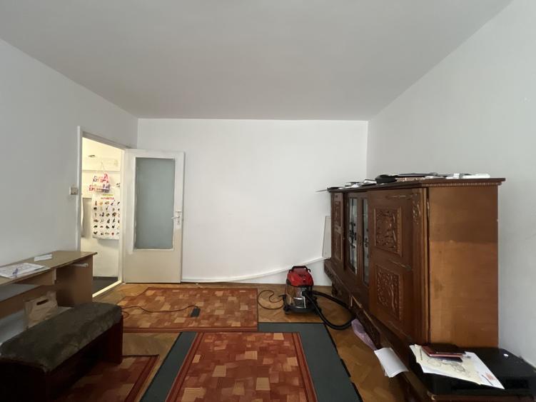 Apartament cu 3 camere nedecomandat, mobilat în Girocului