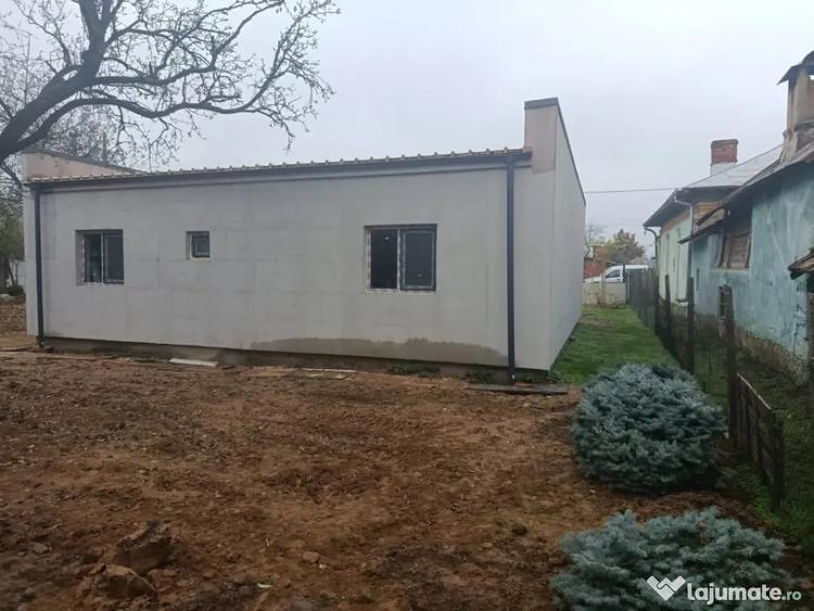 Casă cu 4 camere cu Teren 300 Mp în Coșoveni