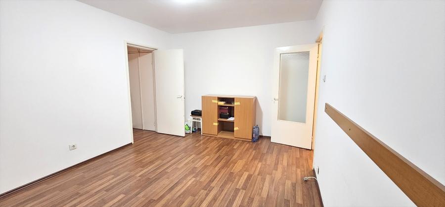 Apartament cu 3 camere semidecomandat în Mioriței