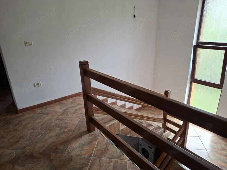 Casă cu 9 camere cu Teren 960 Mp în Bercu Roșu
